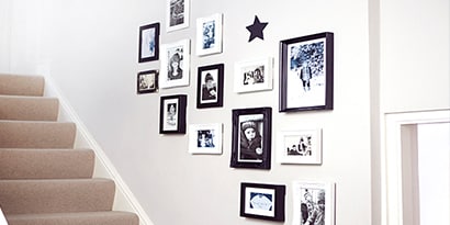 organic gallery wall rule used along stairway
